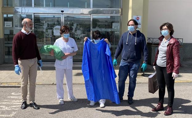 El Operativo Alpha en Zafra ya ha confeccionado 700 batas para profesionales sanitarios
