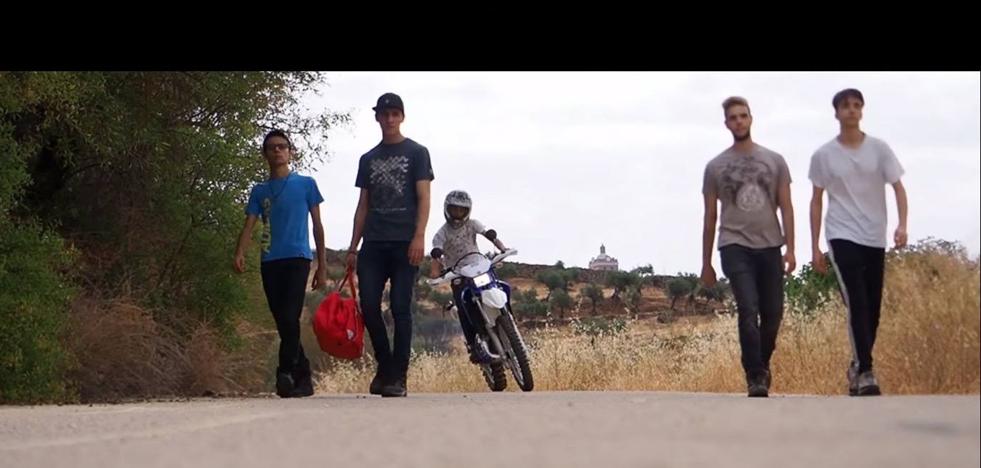 Un grupo de jóvenes de Zafra y alrededores promocionan su película con la ciudad como escenario principal