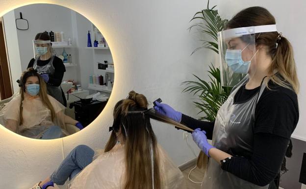 Las peluquerías pudieron abrir sus puertas con la agenda llena pero con menos servicios