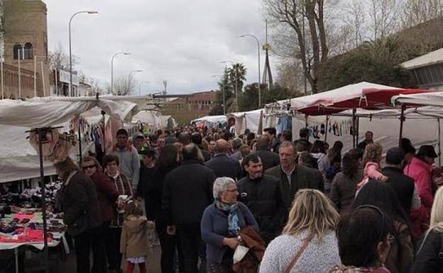 Casi 30 puestos de los 100 que normalmente se instalan reabrirán de momento en el mercadillo