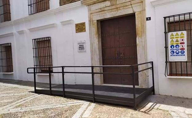 La rampa que se ha instalado en la entrada de la Escuela de Música será modificada