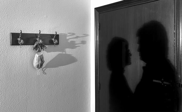 La imagen 'Amor en sombras' de Jonás Giraldo gana el certamen de fotografía 'Los confines de tu casa'