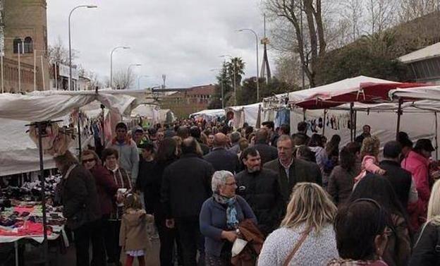 Unos 50 puestos de los 100 que normalmente se instalan reabrirán en el mercadillo este domingo