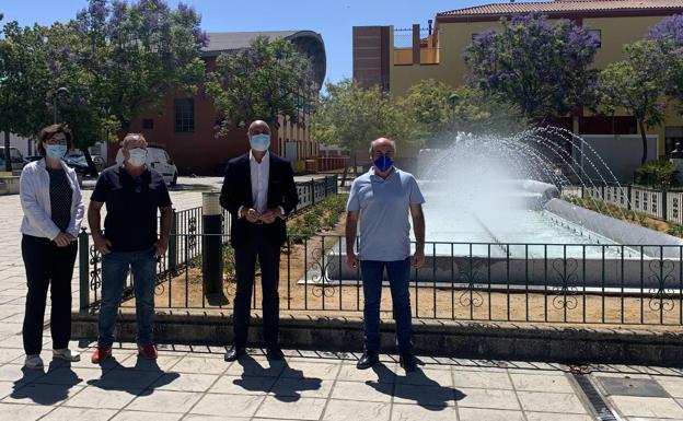 La fuente de la plaza José González Barrero ya vuelve a funcionar