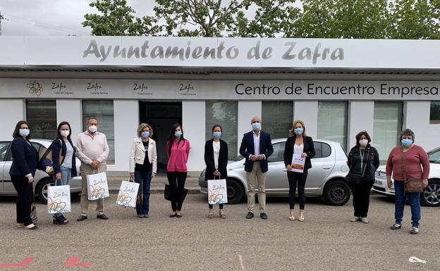 El Ayuntamiento de Zafra entrega los distintivos SICTED y los del Club Motorbike Friendly de la Red Ruta de la Plata