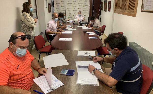 Un total de 11 asociaciones deportivas firman los convenios con el ayuntamiento por los que les concede 37.318 euros