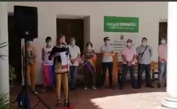 El Ayuntamiento conmemora el Día del Orgullo LGTBI con la lectura de un manifiesto y la bandera arcoíris