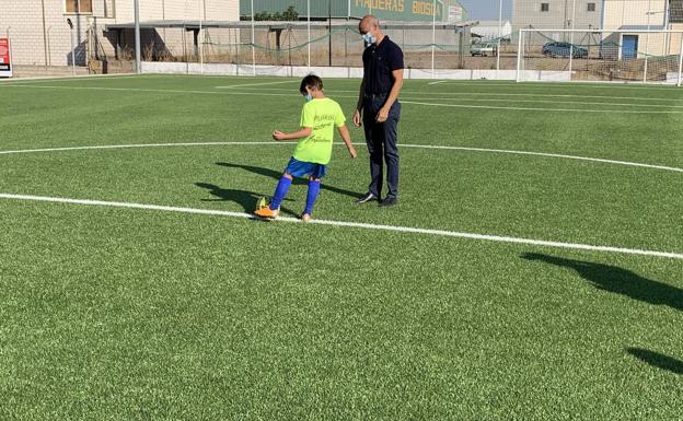 El nuevo campo de césped artificial se estrena con la Escuela de Fútbol