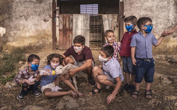 NUPA ilustra uno de los meses de su calendario solidario en Zafra homenajeando a los trabajadores del campo