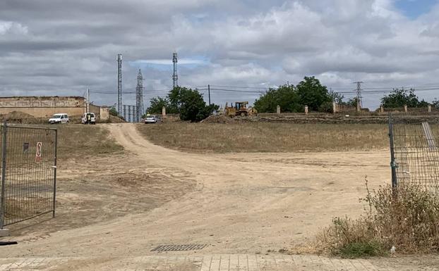 La obra de la nueva zona comercial junto a la Torre de San Francisco se retomará a principios de septiembre