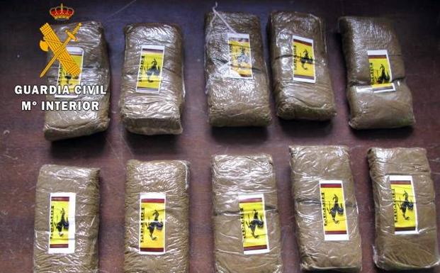 La Guardia Civil de Zafra detiene a un vecino de Mérida por tráfico de drogas al intervenirle 1.000 gramos de hachís