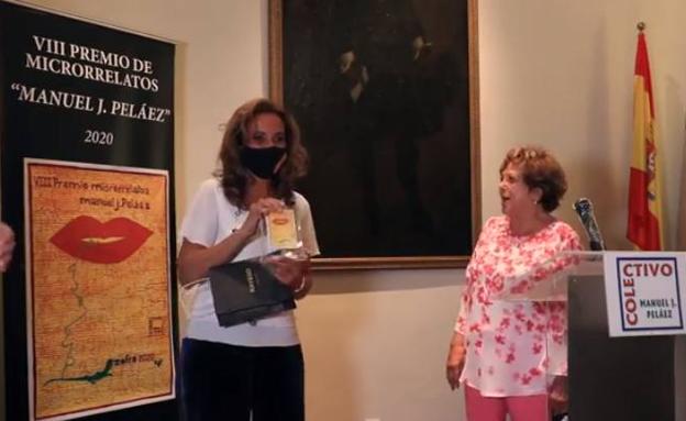 Margarita del Brezo recogió agradecida el VIII Premio de Microrrelatos del Colectivo Manuel J. Peláez