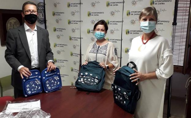 Más de 50 familias en situación de vulnerabilidad recibirán un kit de material escolar donado por Fundación La Caixa