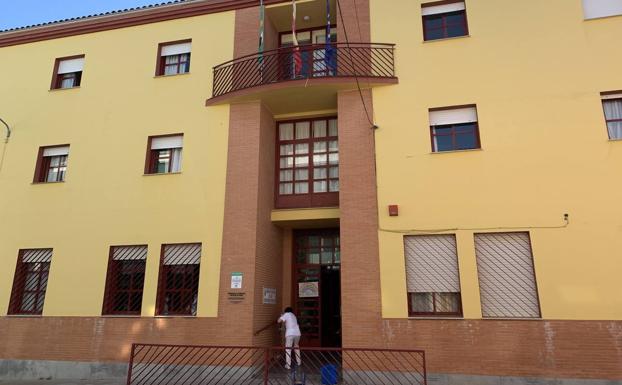 Usuarios y trabajadores de la residencia de mayores 'José González Barrero' se someterán a los PCR tras dar positivo una ex trabajadora
