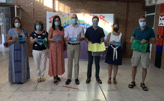 Cocemfe entrega en los centros educativos mascarillas accesibles para facilitar la comunicación con los alumnos con discapacidad auditiva