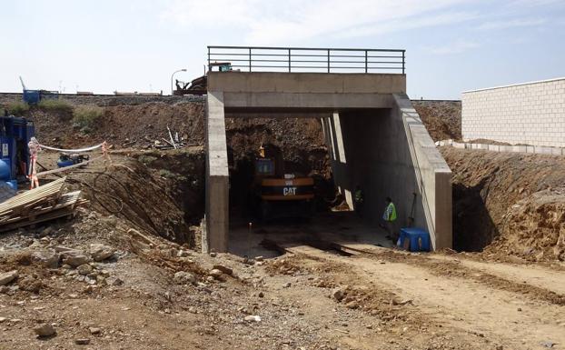 La obra del paso soterrado bajo la vía del tren inicia su fase más delicada