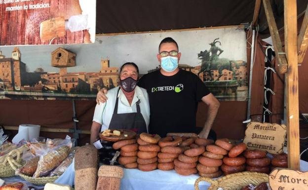 Algunos puestos de turrones, quesos y productos tradicionales traen un poco de sabor a feria