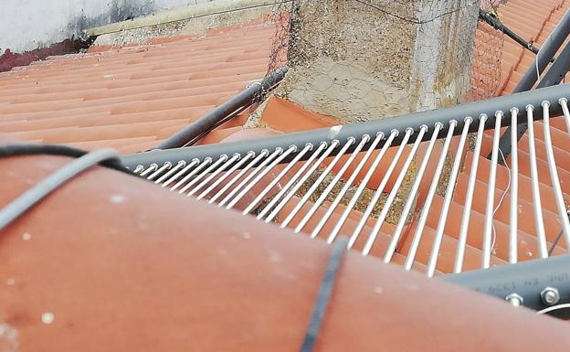 El emprendedor local Cayetano Pámpano presenta un innovador mecanismo electrificado que ahuyenta a las palomas sin dañarlas