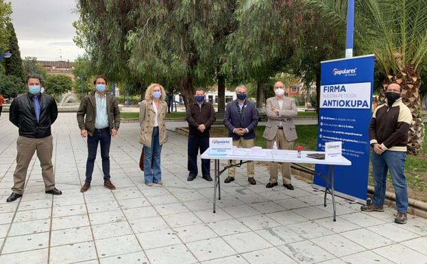 El PP continuó en Zafra su campaña de recogida de firmas en apoyo a su 'Plan Antiokupación'