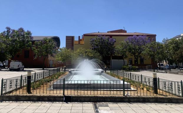 El alcalde considera que en estos momentos no sería responsable permitir que los usuarios de la residencia salgan a la plaza como proponen el PP y algunas familias