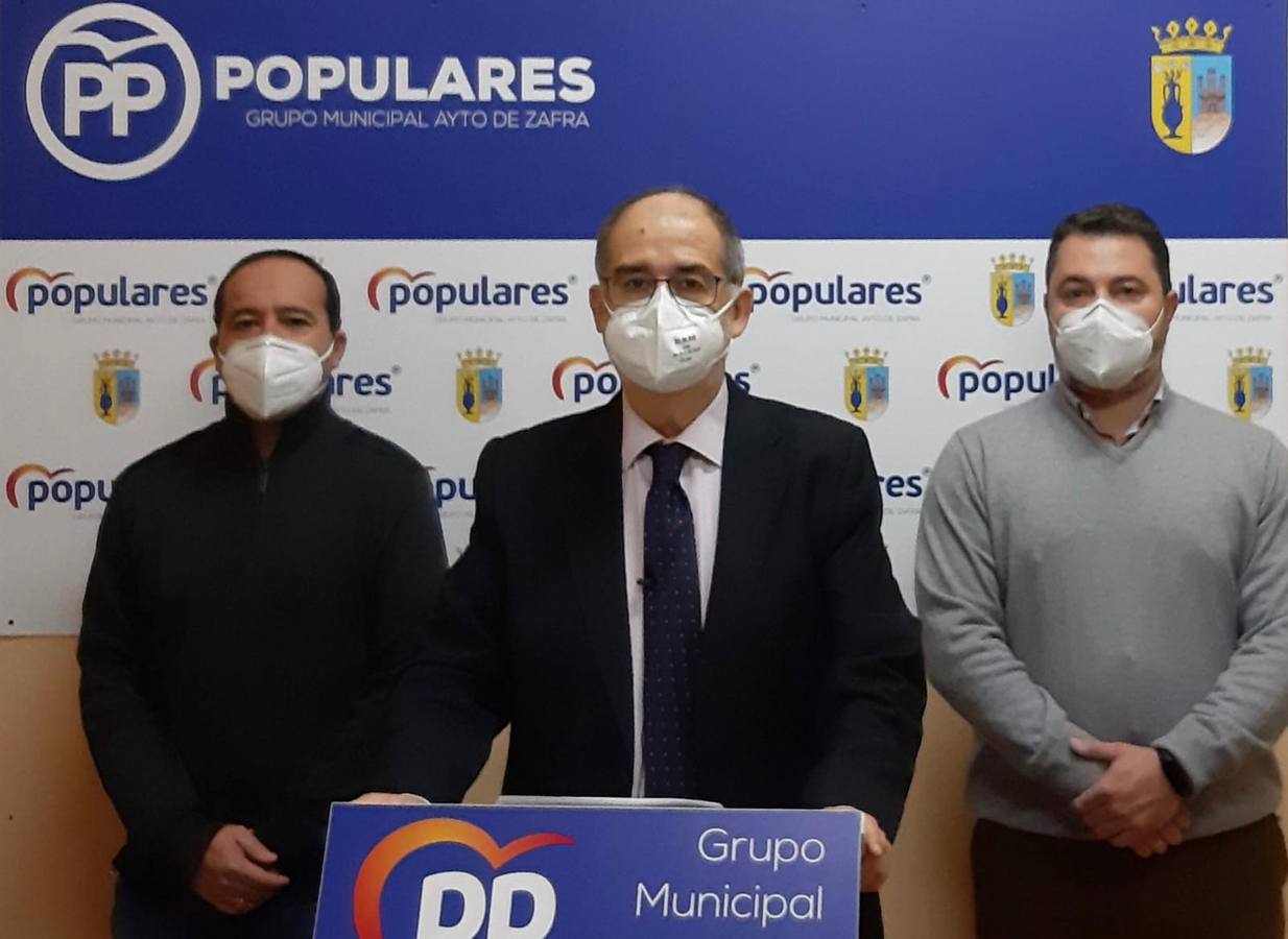 El PP califica de «desmesurada y antidemocrática» la reacción del PSOE y el alcalde a su propuesta de habilitar la Plaza José González Barrero para los usuarios de la residencia