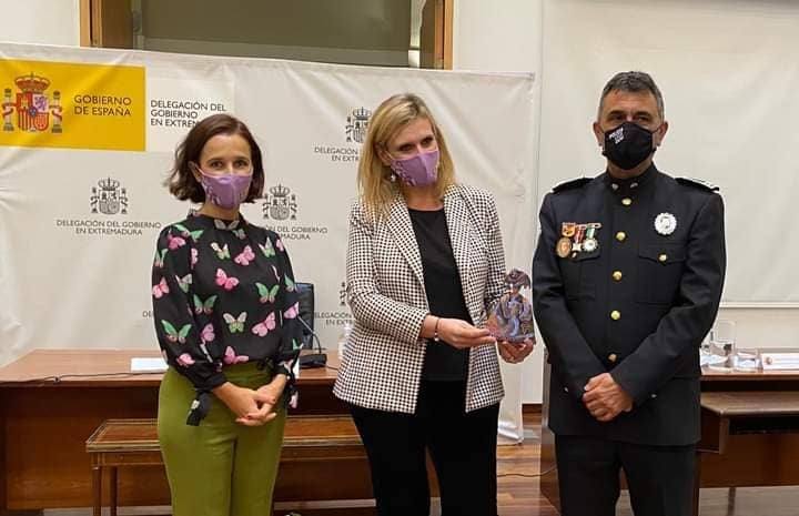 Adolfo Mena recogió el galardón a la Policía Local de Extremadura de los Premios Meninas 2020 de la Delegación del Gobierno