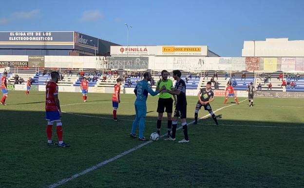 El Zafra Atlético volvió a sentir el calor de su afición y rinde homenaje a las víctimas del coronavirus