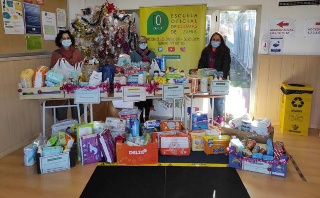 La Escuela Oficial de Idioma recauda productos infantiles para las familias más necesitadas