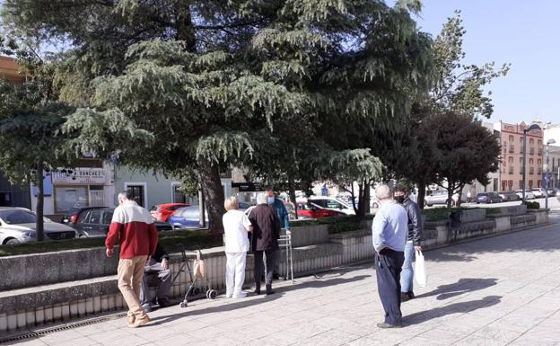 Los mayores de la residencia José González Barrero salen por primera vez a la plaza desde que comenzara la pandemia