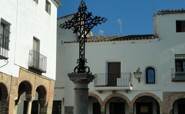 La cruz de la Plaza Chica sufrió importantes desperfectos por un accidente y volverá a colocarse cuando esté arreglada