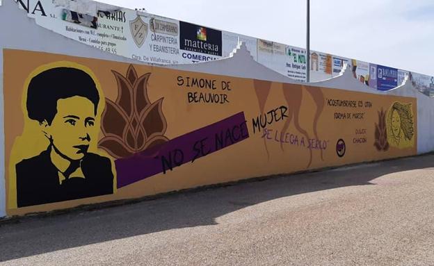 Simone de Beavoir y Dulce Chacón protagonistas del mural de la Asociación Juvenil 'P´al Pueblo' elaborado por el 8M y la igualdad