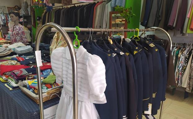 Zafra Solidaria abre su 53 mercadillo especialmente dedicado a las comuniones y caballeros