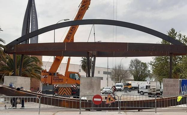 La instalación de la nueva portada del recinto ferial estará finalizada esta semana
