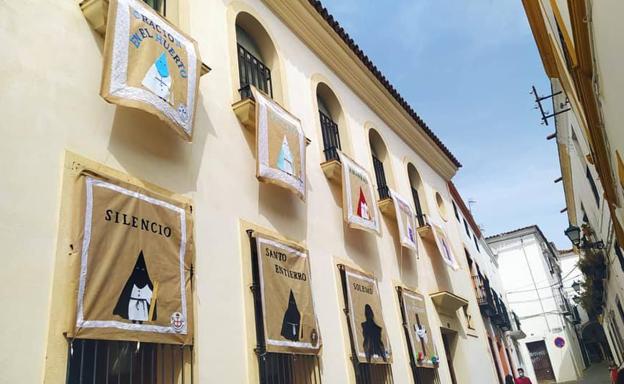 Las residentes del Hospital de Santiago se hacen con el primer premio del concurso 'Adorna tu Balcón' de la Junta Local de Hermandades y Cofradías