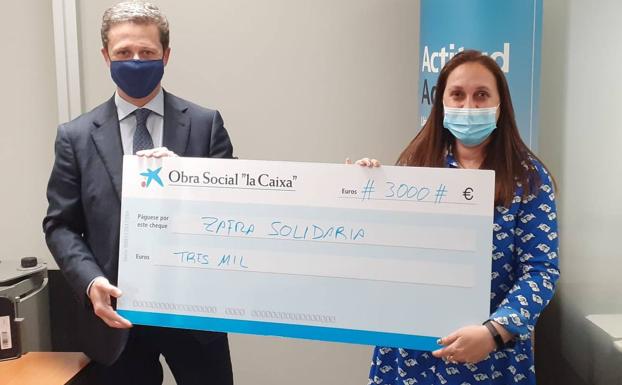 Zafra Solidaria recibe una ayuda de 3.000 euros de la sucursal local de Caixabank