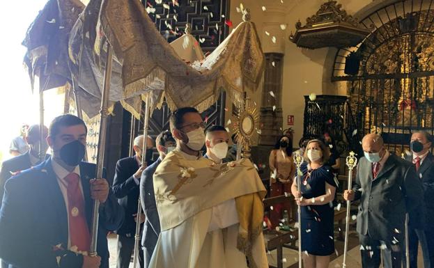 El Día del Corpus se celebró con sencillez y solemnidad en La Candelaria con una Eucaristía y procesión claustral