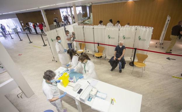 UGT denuncia que algunos cuerpos docentes como los de las Escuelas de Idiomas o CEPAS sigan sin ser vacunados