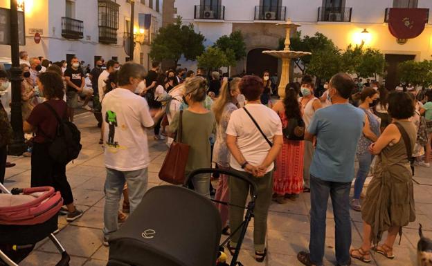 Concentración en Zafra por los asesinatos de las hermanas Olivia y Anna y Rocío Caíz