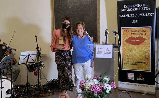 Ana Cristina Lluch Romero recogió emocionada el IX Premio de Microrrelatos Manuel J. Peláez por 'Memoricidio'