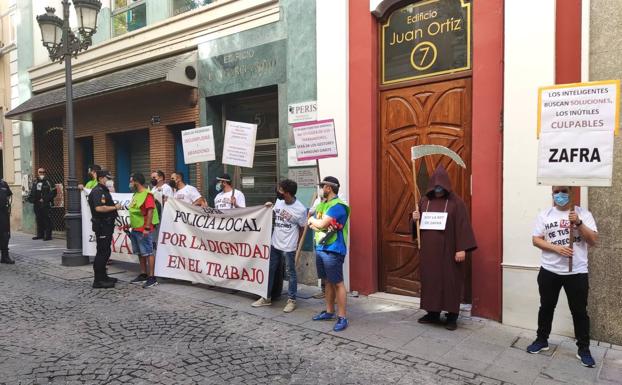 Agentes de la Policía Local de Zafra se concentran a las puertas de Diputación de Badajoz