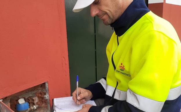 Promedio alerta de posibles fraudes en los que falsos operarios se hacen pasar por trabajadores de los servicios de agua