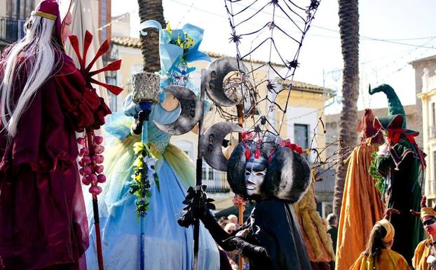 Samarkanda Teatro trae este viernes a las plazas Grande y Chica su pasacalles 'Hadas, duendes y otros seres extraños'