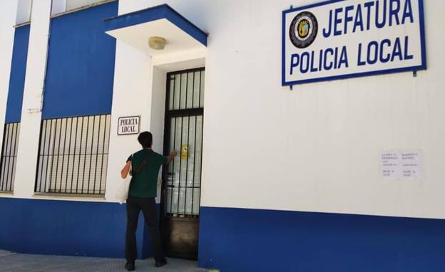 El turno de tarde de la Policía Local no puede acceder a la Jefatura