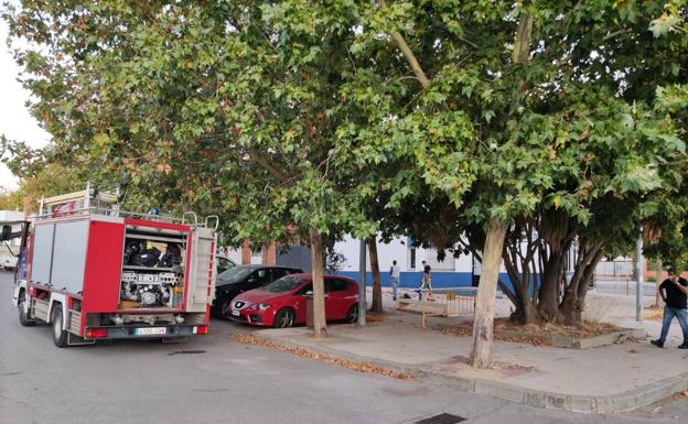 La puerta de la Jefatura de la Policía Local finalmente se abrió y un trabajador municipal se hizo cargo de las llaves