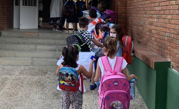 El PP critica que los colegios estén en estas fechas sin empresa para el servicio de limpieza