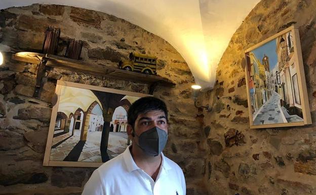 El artista Sergio Montero muestra su pintura a través de los rincones más emblemáticos y transitados de Zafra