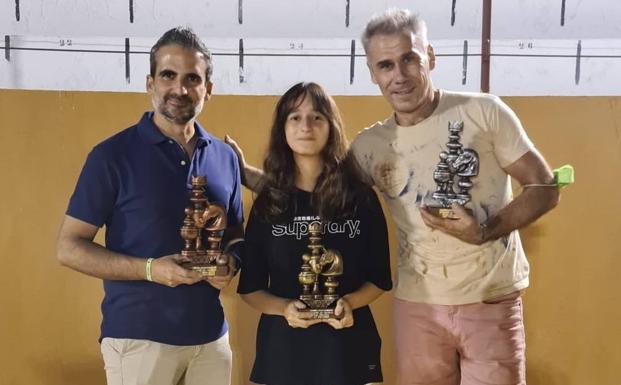 La campeona Pilar Díaz junto a Antonio Ugalde y Daniel Gragera /D. Gragera