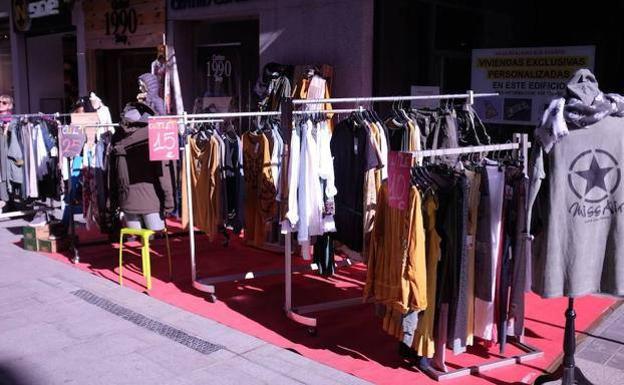 Los comerciantes de la calle Sevilla vuelven a sacar sus percheros y productos a la calle