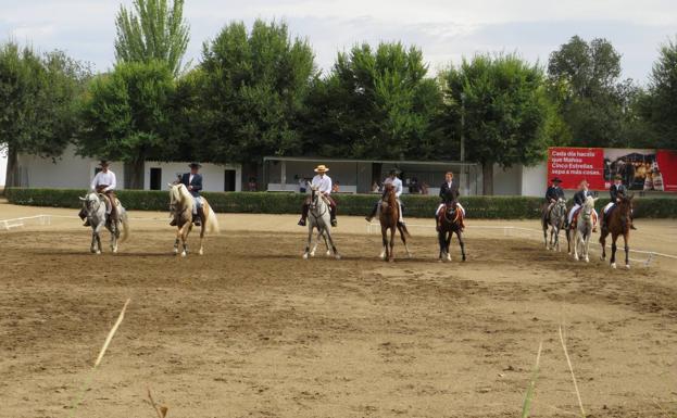 Gran acogida de público en el carrusel ecuestre ofrecido por los alumnos de la escuela de equitación Ancapedro