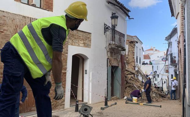 Se derrumba el edificio que albergó el restaurante Maxi, en la calle Boticas